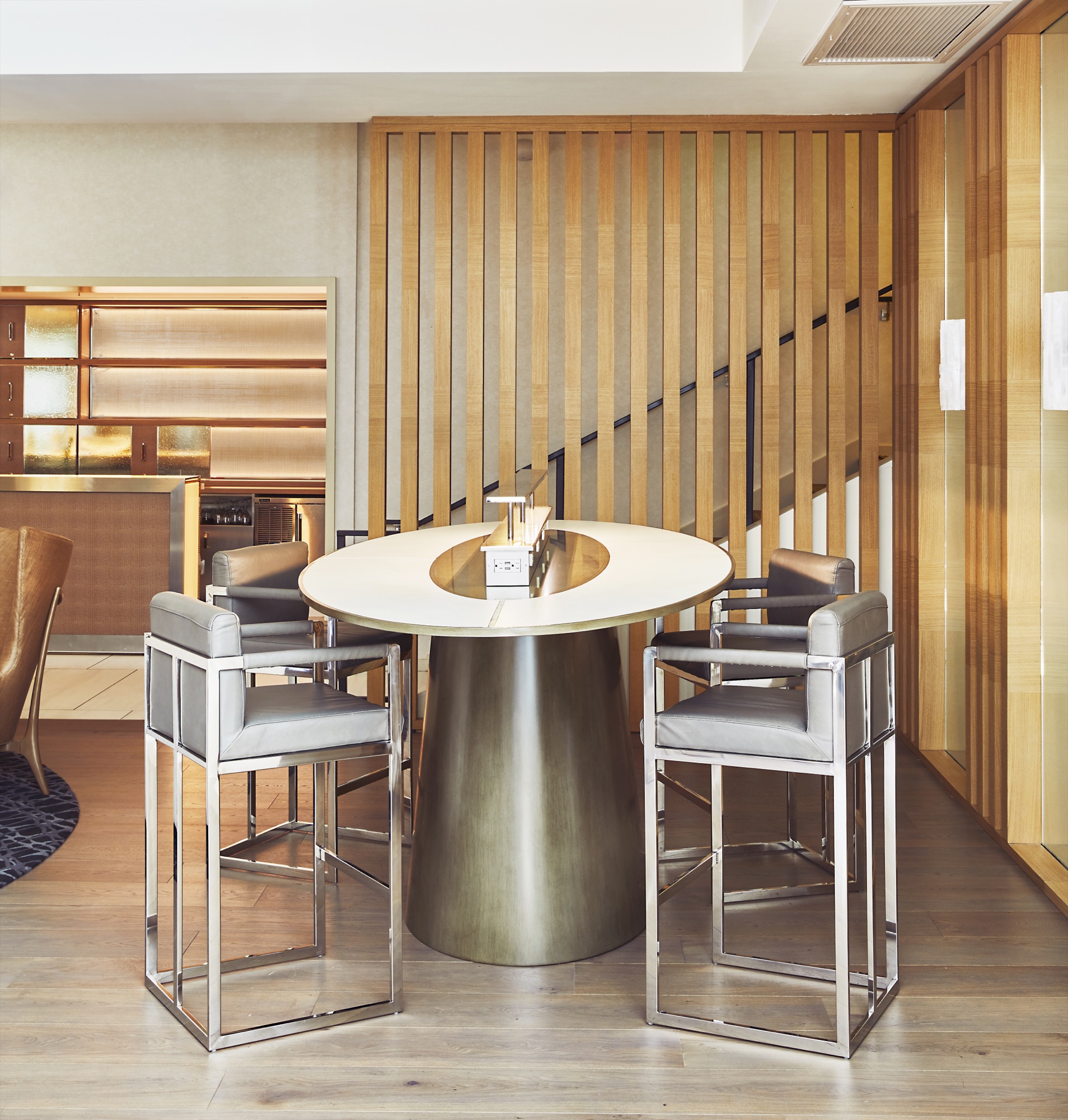 Zoe — interior photo 2 of 6